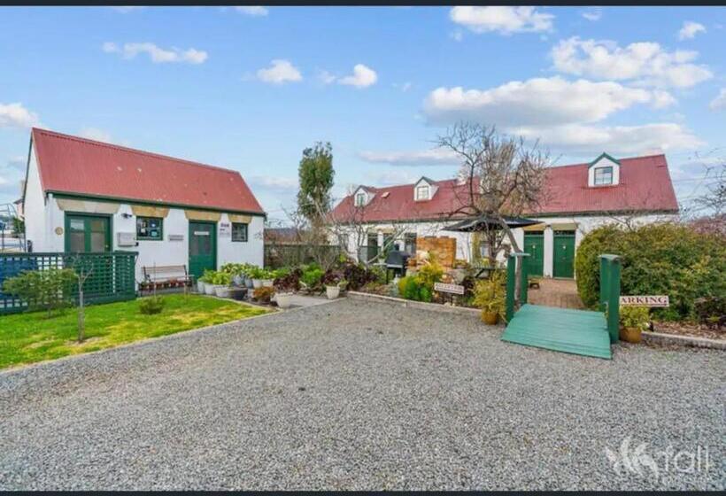 家庭间, Sorell Barracks