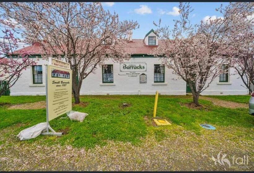 家庭间, Sorell Barracks