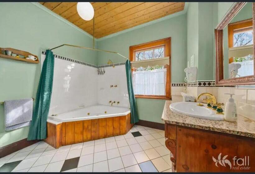 家庭间, Sorell Barracks