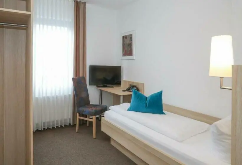 Standard Single Room, Am Wasserfall