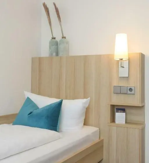 Standard Single Room, Am Wasserfall