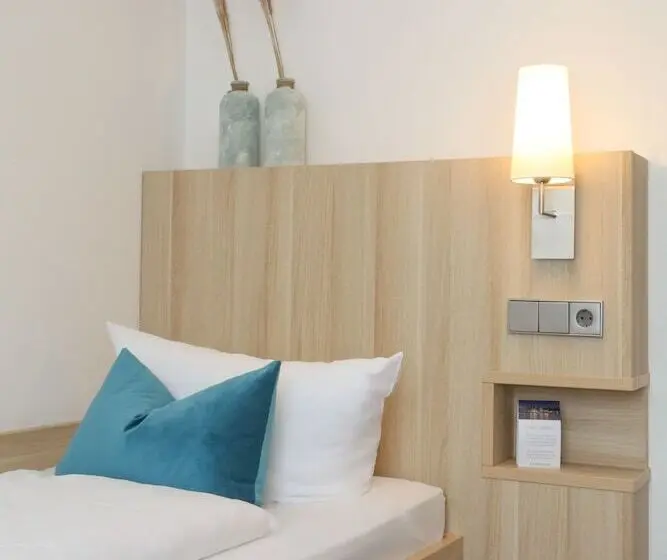 Standard Single Room, Am Wasserfall