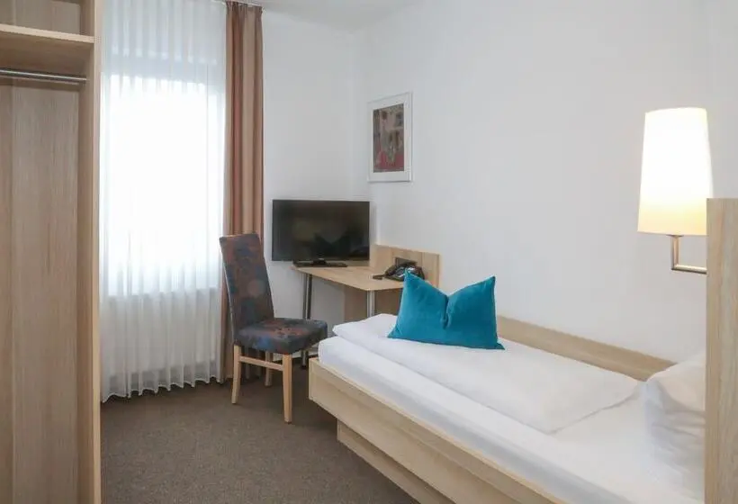 Standard Single Room, Am Wasserfall