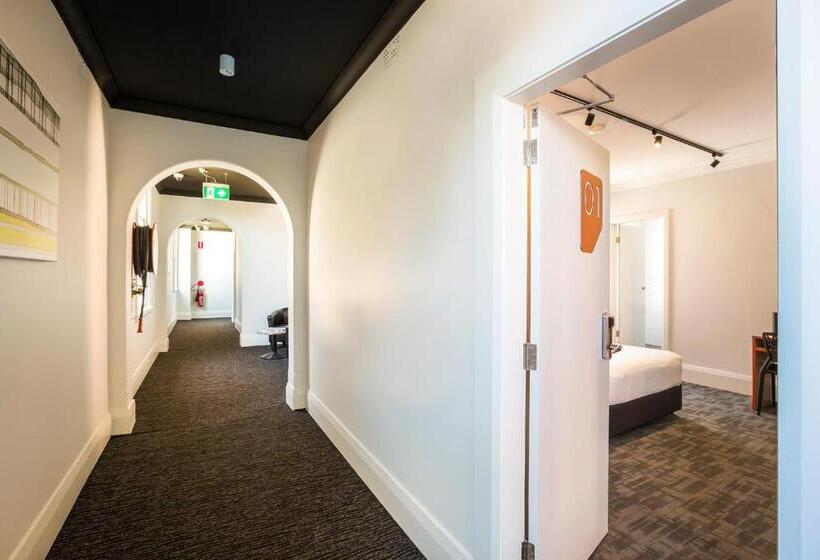 إستوديو قياسى سرير ملكى, Nightcap At Regents Park