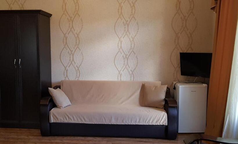 غرفة قياسية ثلاثية مزودة بشرفة, Ruzan