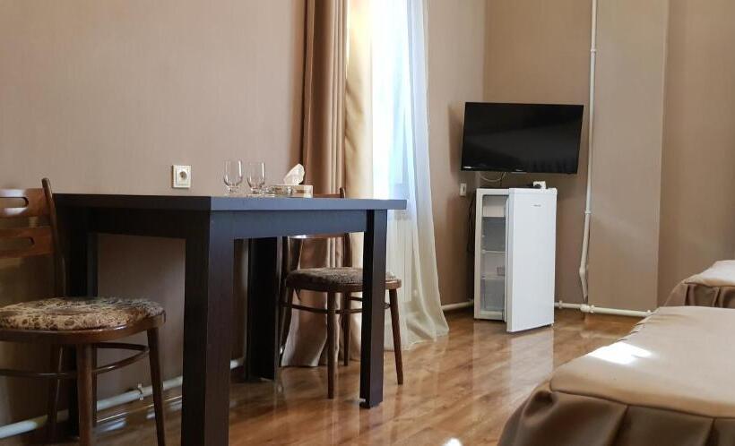 غرفة قياسية مزوَّدة بشُرفة, Ruzan