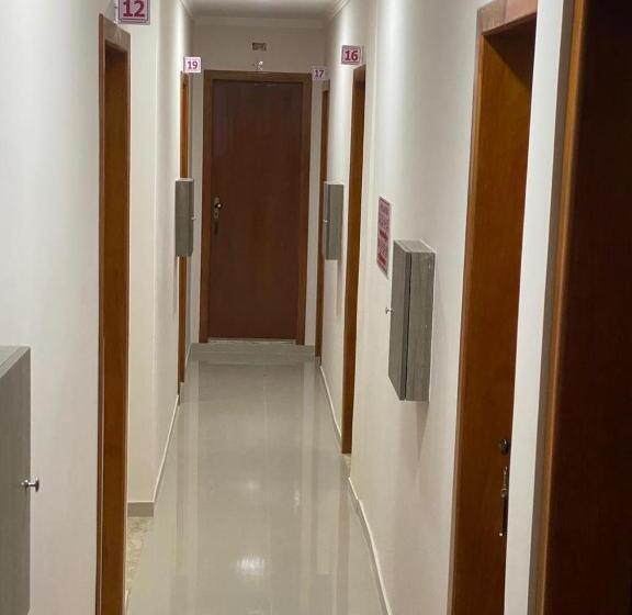 اتاق لوکس سه تخته, Quintino