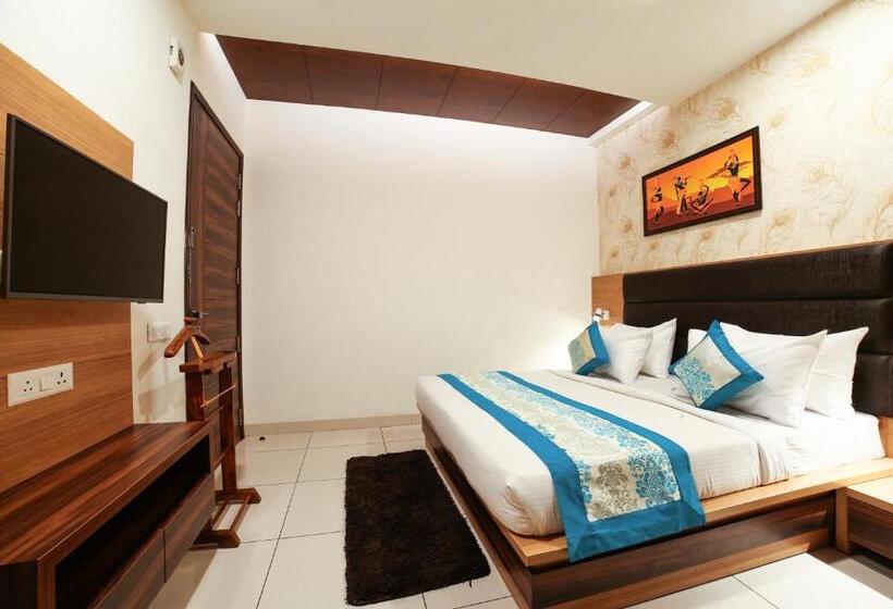 Номер Deluxe, Grand Regency   Delhi Airport