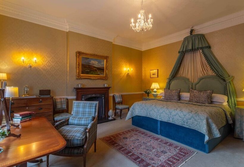 جناح جونيور, Glenapp Castle