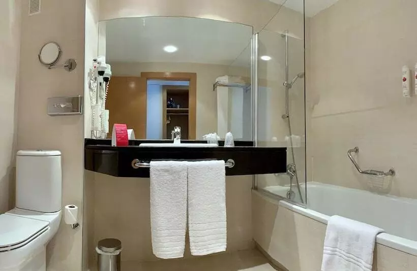 プールビュースタンダードルーム, Ramada By Wyndham Valencia Almussafes