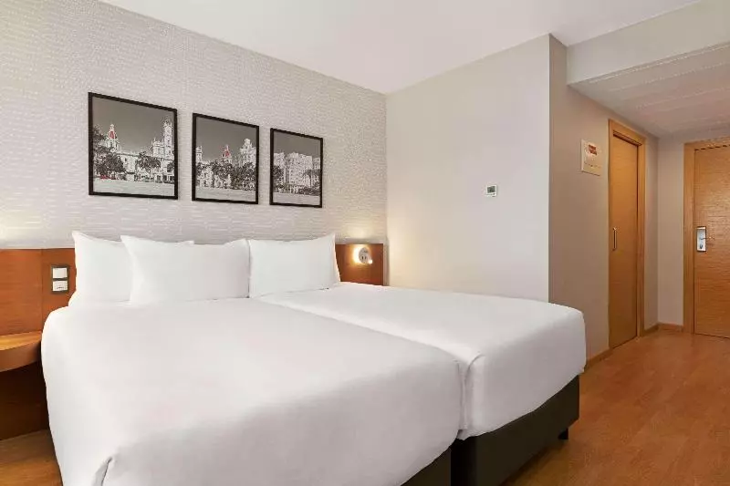 プールビュースタンダードルーム, Ramada By Wyndham Valencia Almussafes