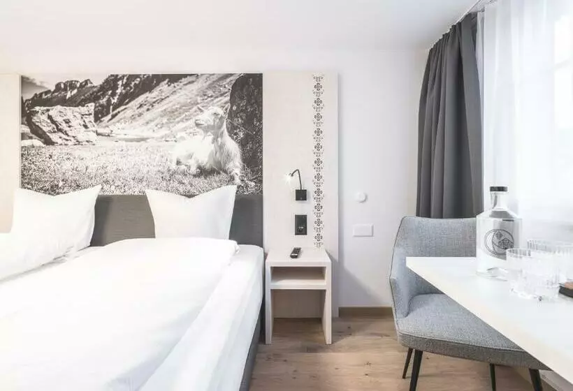 Standard Room, Traube Restaurant &