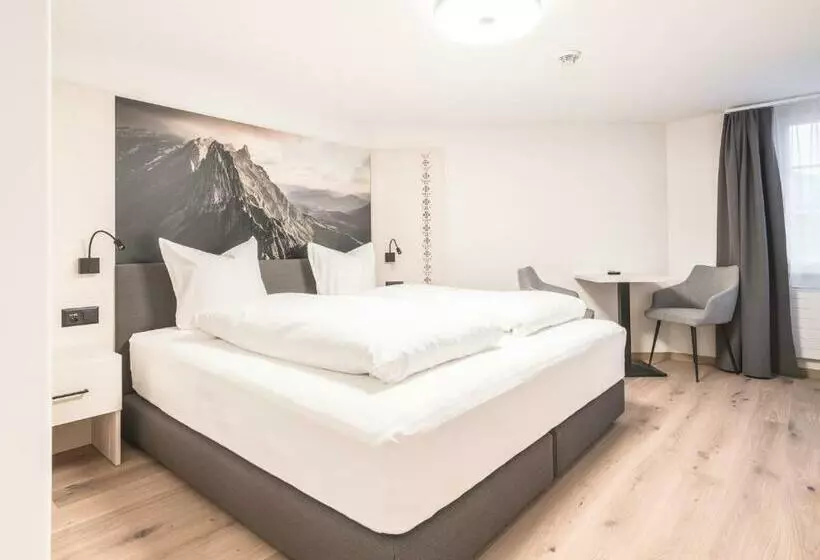 Standard Room, Traube Restaurant &