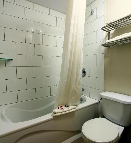 带2个双人床的标准工作室, Super 8 By Wyndham Kelowna Bc