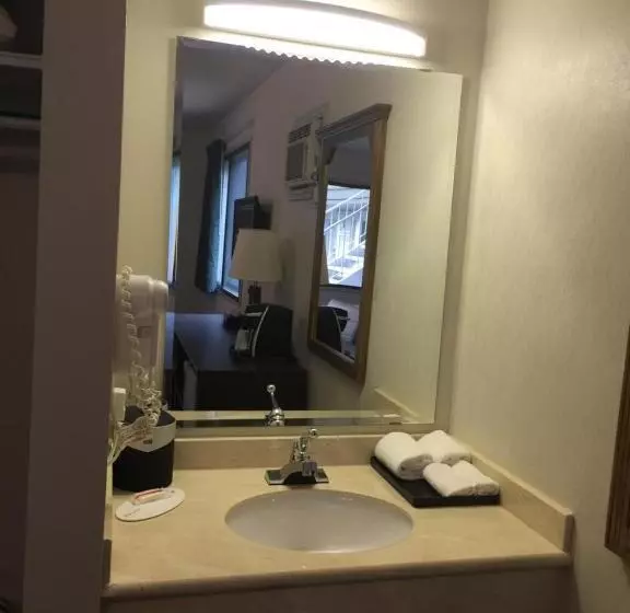 اتاق استاندارد با تخت بزرگ, Super 8 By Wyndham Kelowna Bc