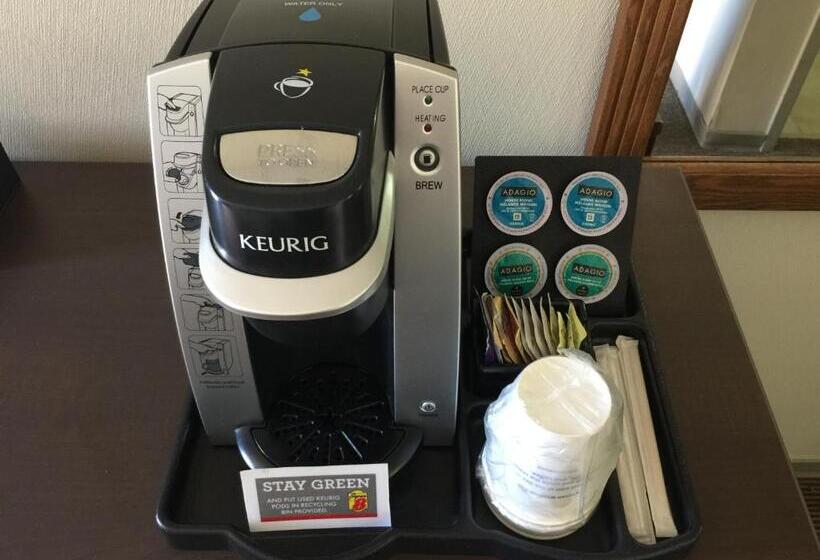 适合残疾人使用的标准间, Super 8 By Wyndham Kelowna Bc