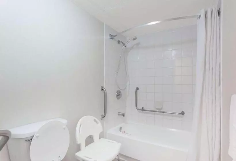 اتاق استاندارد برای معلولان, Super 8 By Wyndham Kelowna Bc