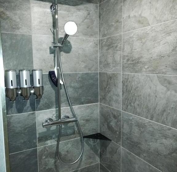 غرفة ديلوكس, Hostelry Music Repetition