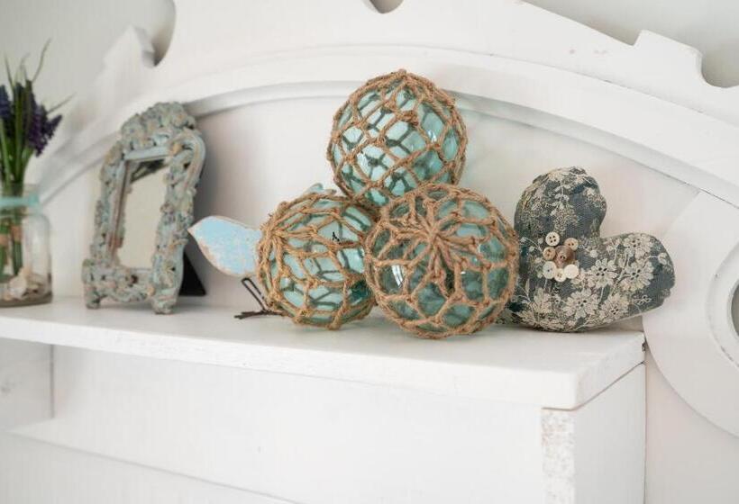 디럭스 룸 킹사이즈 침대, Marginal Way House