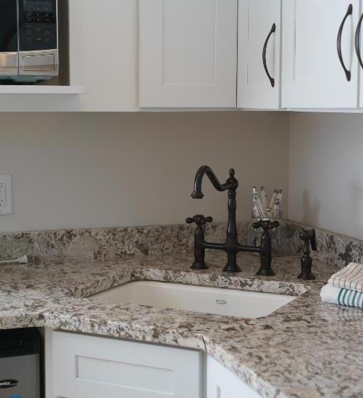 디럭스 룸 킹사이즈 침대, Marginal Way House