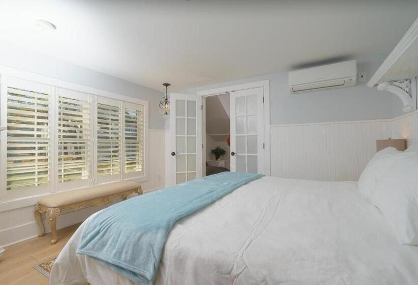 디럭스 룸 킹사이즈 침대, Marginal Way House