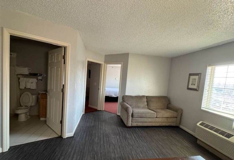 Люкс, Days Inn & Suites By Wyndham Green Bay Wi