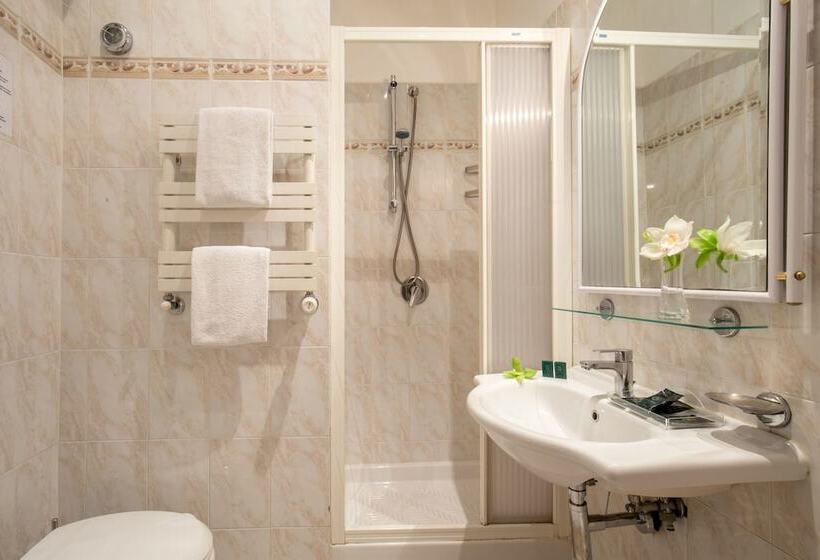 Habitación Triple Estándar, Sonya