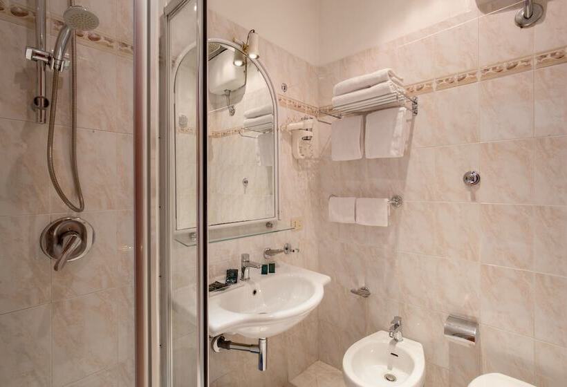 Habitación Triple Estándar, Sonya