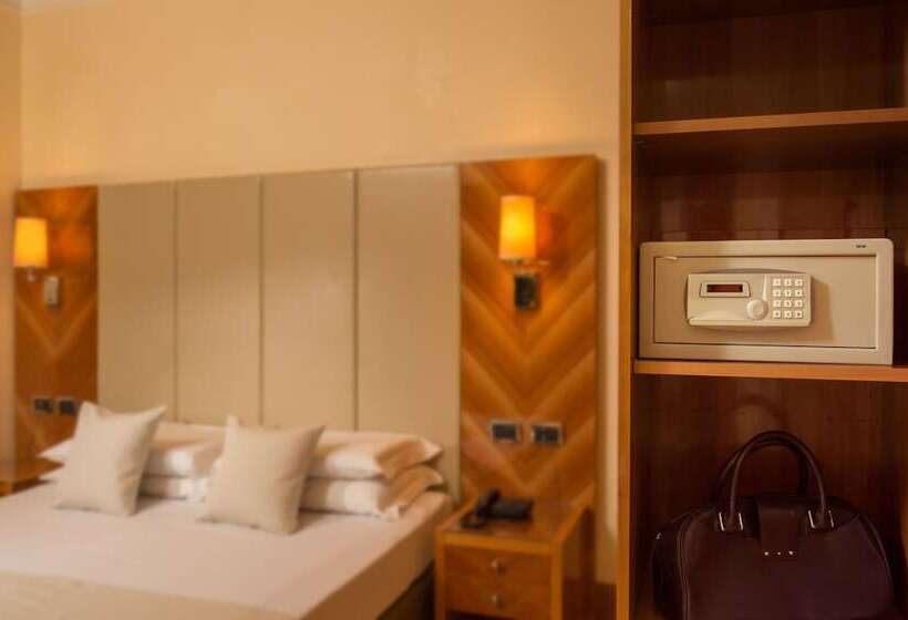 Habitación Triple Estándar, Sonya