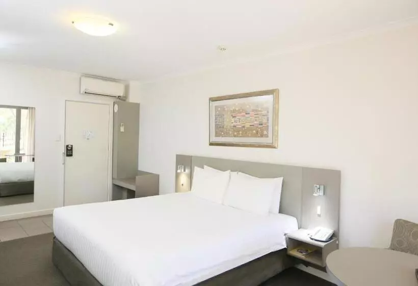 اتاق اجرایی با تخت بزرگ, Stay At Alice Springs