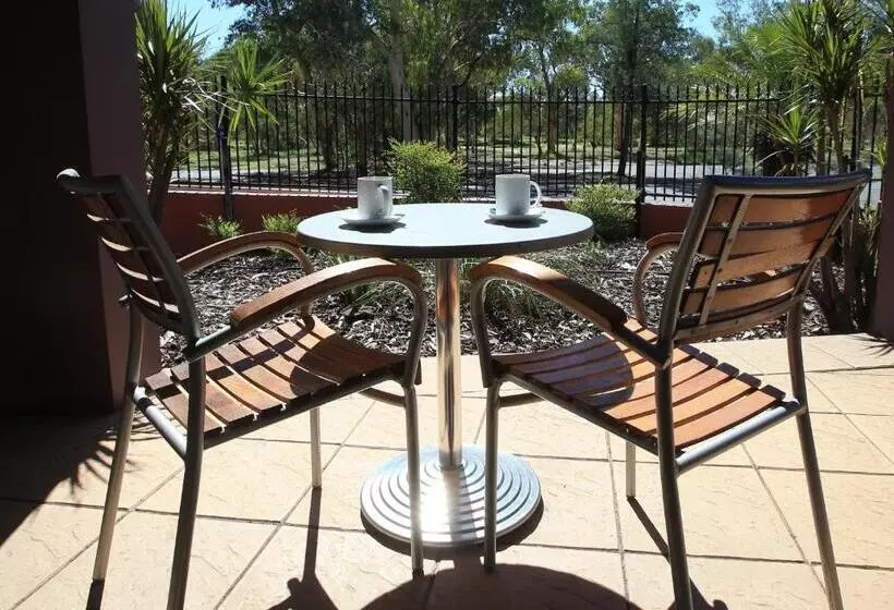 اتاق اجرایی با تخت بزرگ, Stay At Alice Springs