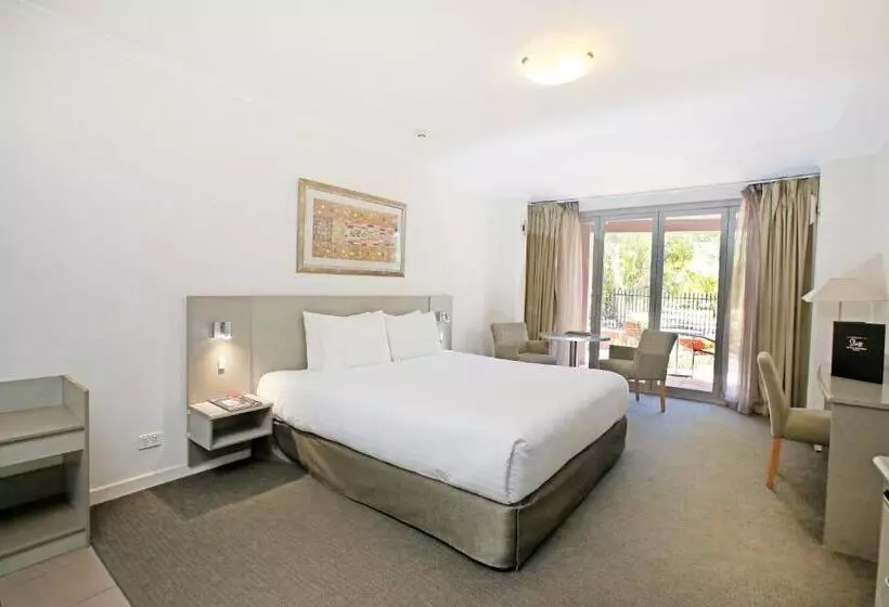 اتاق اجرایی با تخت بزرگ, Stay At Alice Springs