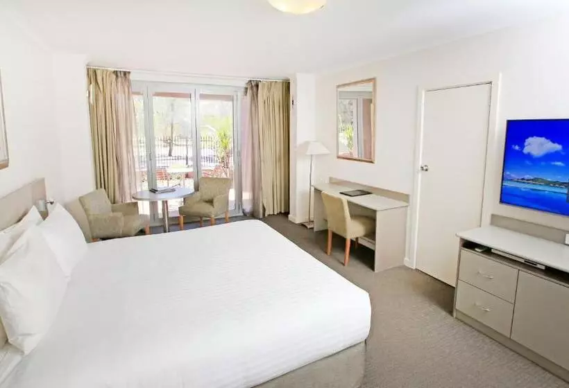 اتاق اجرایی با تخت بزرگ, Stay At Alice Springs