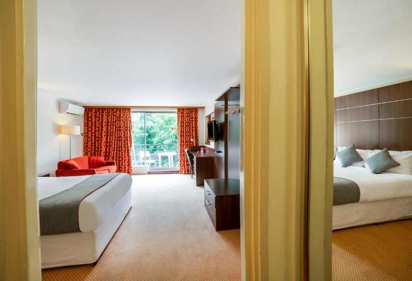 ファミリールーム, The Bridge House