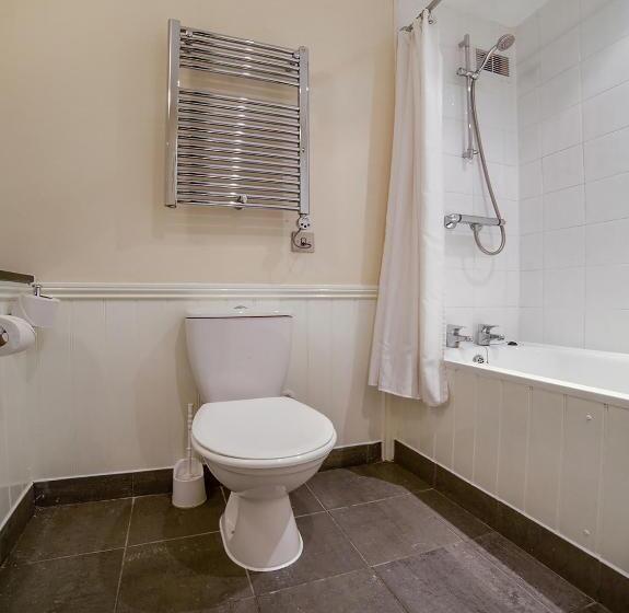 デラックストリプルルーム, The Bridge House