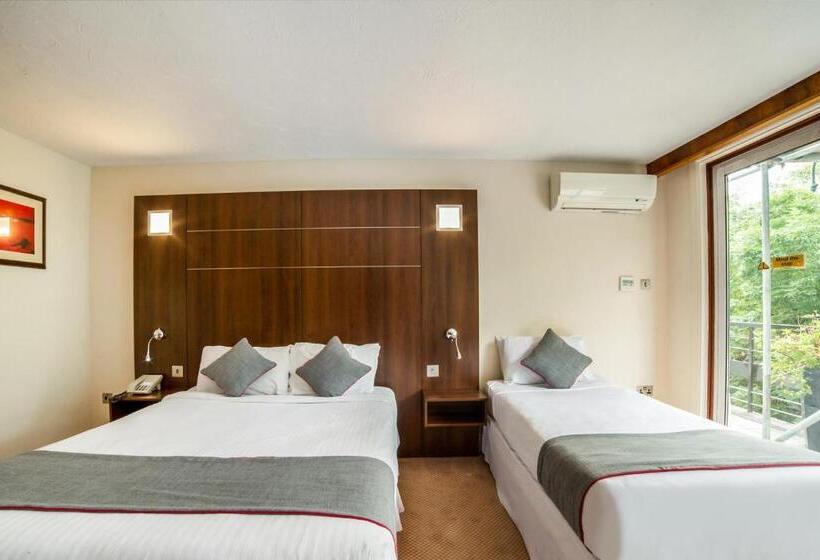 デラックストリプルルーム, The Bridge House