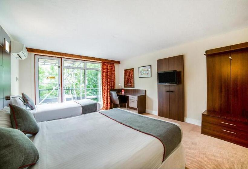 デラックストリプルルーム, The Bridge House