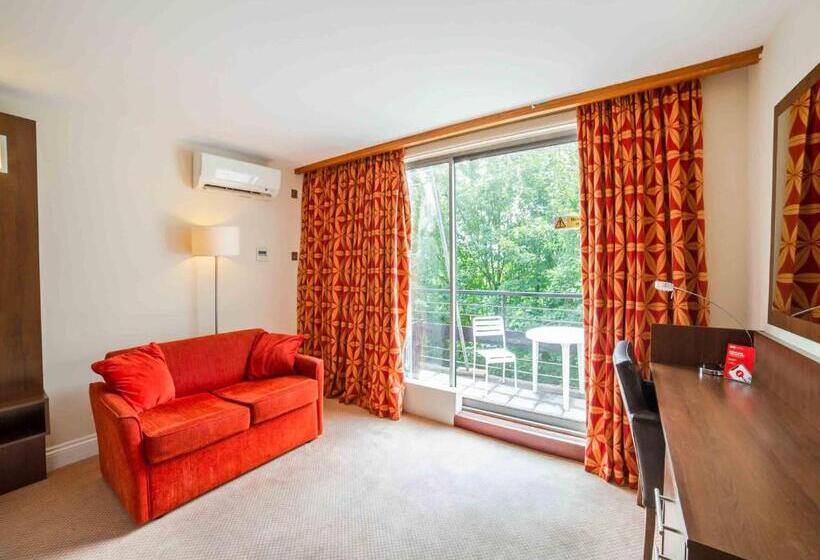 ファミリールーム, The Bridge House