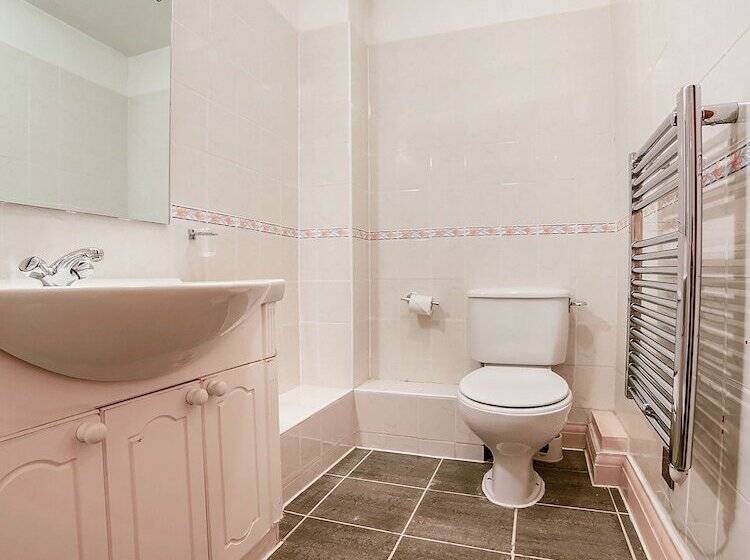 ファミリールーム, The Bridge House