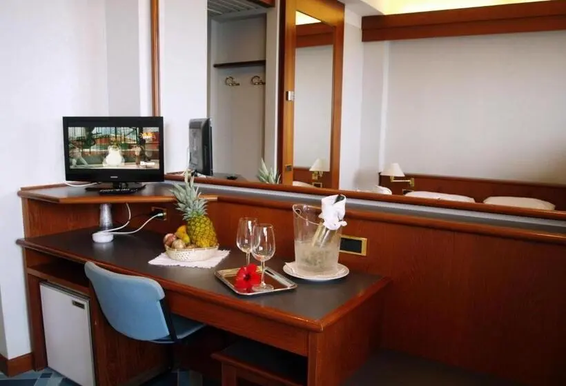 اتاق استاندارد سه نفره, Club Esse Roccaruja