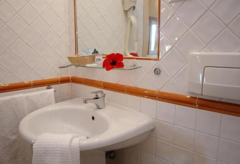 اتاق استاندارد سه نفره, Club Esse Roccaruja