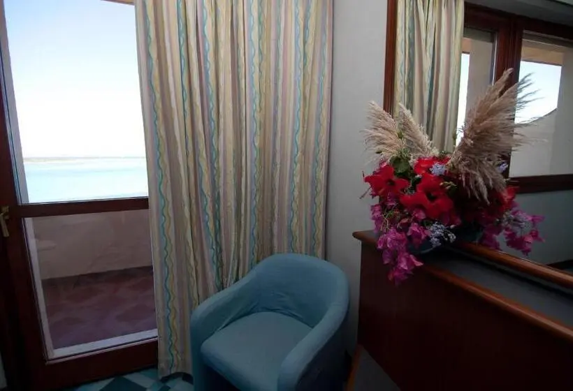 اتاق استاندارد چهار تخته, Club Esse Roccaruja