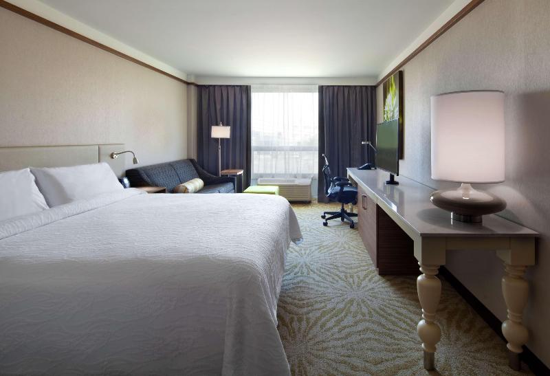 Quarto Estandar Cama King, Hilton Garden Inn Montreal Airport