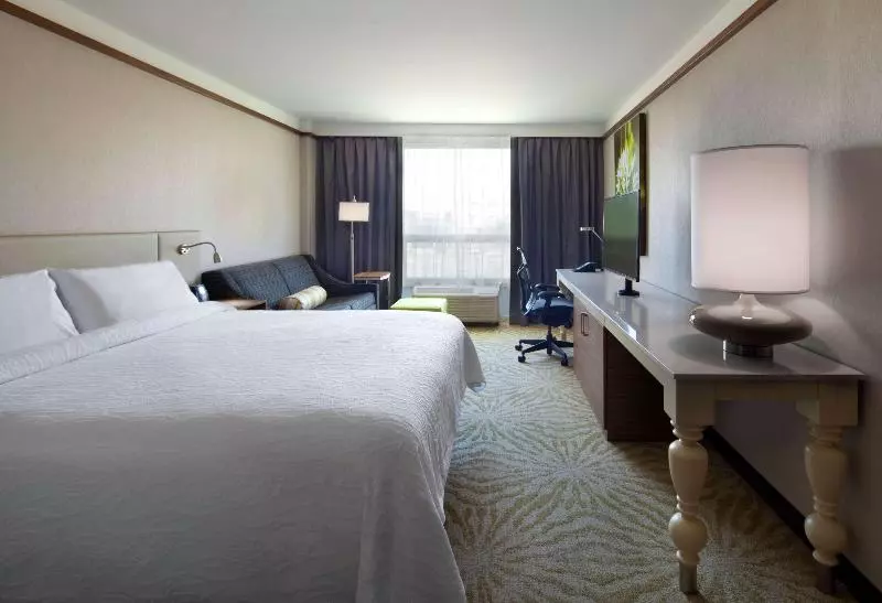 キングサイズベッドのスタンダードルーム, Hilton Garden Inn Montreal Airport