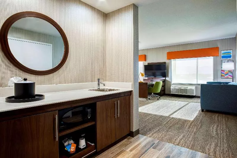 キングサイズベッドのスタンダードルーム, Hilton Garden Inn Montreal Airport