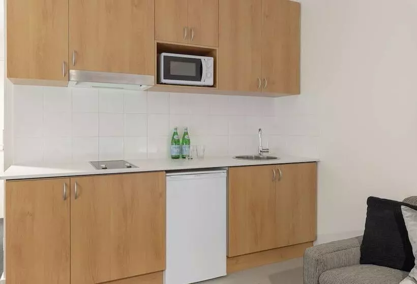استودیوی استاندارد, Oaks Perth