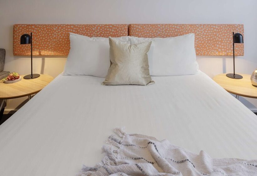 スタンダードスタジオ, Oaks Perth