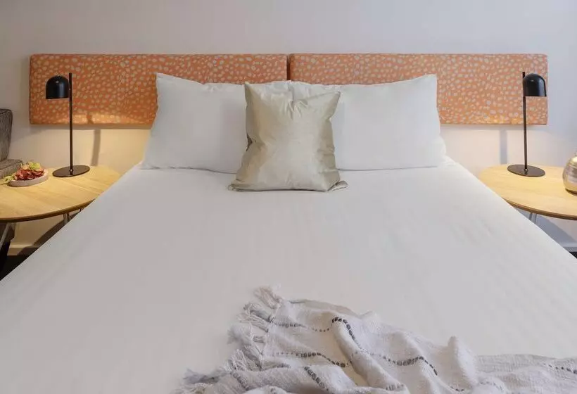 استودیوی استاندارد, Oaks Perth