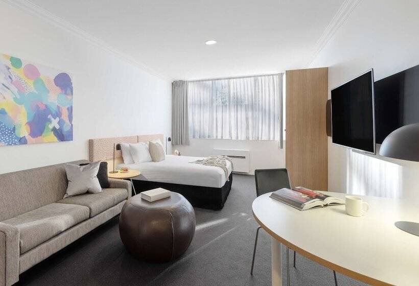 スタンダードスタジオ, Oaks Perth