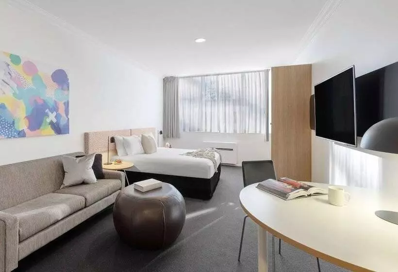 استودیوی استاندارد, Oaks Perth